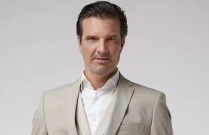 Foto’s gelekt van het gezicht Bas Muijs na mishandeling met spijkerpistool! Bas Muijs