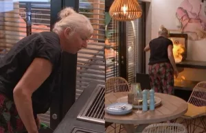 Thea uit Lang Leve de Liefde steekt complete kapsel in de fik tijdens het barbecueën! Lang Leve de Liefde