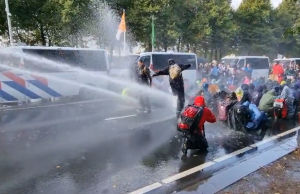 Agent waarschuwt Extinction Rebellion-activisten dat waterkanon standje harder gaat: ‘Komt ‘ie!’ Extinction Rebellion