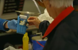 Klanten zijn woedend: ‘Albert Heijn doet contanten in de ban!’ Albert Heijn