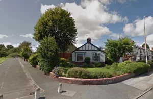 Buurtbewoners woest op de nieuwe eigenaar van dit hoekhuis vanwege zijn ‘nieuwe tuin’! Hoekhuis