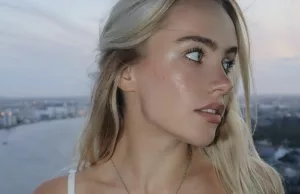 Juultje Tieleman vergeet ‘per ongeluk’ haar badpak dicht te ritsen! Juultje Tieleman