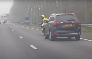 Automobilist heeft geen respect voor motoragent, maar de agent heeft lak aan zijn auto! Motoragent