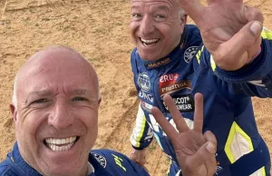 Broertjes Tim en Tom Coronel op heterdaad betrapt op ’trio met déze dame!’ Tom Coronel