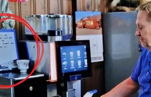 Scherpe kijker spot hilarische tekst op bord bij de Augurkenkoning! Augurkenkoning