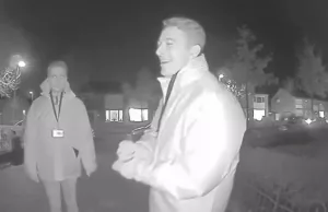 Collectant krijgt via slimme deurbel héél goede reden waarom meneer niet open kan doen! Collectant