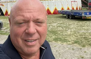 Foto: ‘Peter Gillis parkeert zijn Rolls Royce op twéé invalideplekken tegelijk!’ Peter Gillis