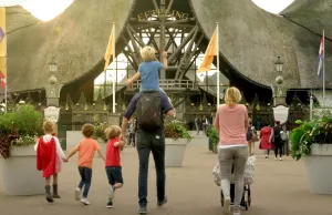 De Efteling heeft Doornroosje een mega-borstvergroting gegeven tijdens renovatie! Efteling