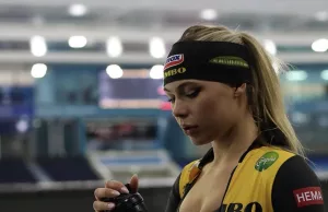 Jutta Leerdam ritst schaatspak nóg verder open, trekt record aantal kijkers! Jutta Leerdam