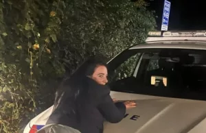 Foto: Nicol Kremers opgepakt door de politie met haar broek op de enkels! Nicol Kremers