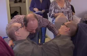 Ronnie en Donnie delen één anus, maar één is homoseksueel en de ander niet! Ronnie en Donnie