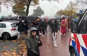Bizarre beelden: Kinderen verzeild tussen rellende KOZP’ers en Sinterklaas-vierders Sinterklaas