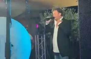 Strontzatte Tino Martin zingt voor 15.000 euro op Bruiloft, vergeet 5x namen van bruidspaar! Tino Martin