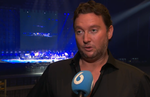 Straalbezopen Tino Martin betrapt op hotelkamer met lading vrouwen en frikandellen! Tino Martin