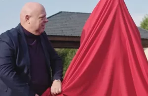 Massa is Kassa-kijkers liggen dubbel om standbeeld van Peter Gillis: ‘Die tietjes!’ Peter Gillis