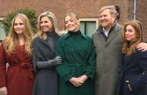 Mensen stomverbaasd door armoedig schoeisel van Willem Alexander op kerstkaart! Willem Alexander