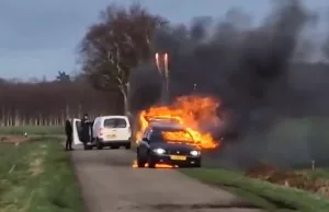 Oeps: Automobilist vol illegaal Duits vuurwerk steekt sigaretje op in de auto! Vuurwerk