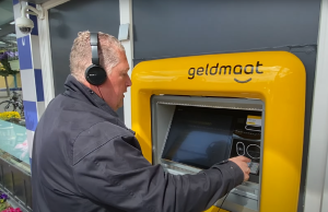 Dit ga je per bank betalen om contant geld uit de muur te trekken in 2024! Contant geld