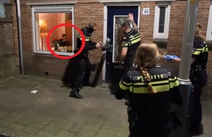 Politie krijgt deur niet open bij inval, verdachte doet nog even rustig een peukie! Politie