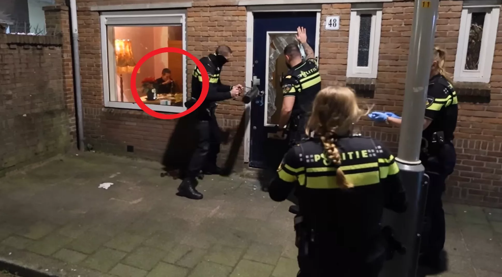 Politie krijgt deur niet open bij inval, verdachte doet nog even rustig