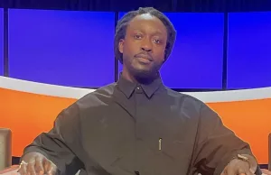 Akwasi is er hé-le-maal klaar mee en neemt voorgoed afscheid van X! Akwasi