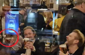 Drie weken na afkickkliniek: Douwe Bob stomdronken op horecabeurs in Amsterdam! Douwe Bob