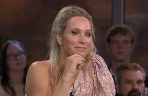 Hélène Hendriks trekt record aantal kijkers door loeistrak doorschijnend pakje! Hélène Hendriks