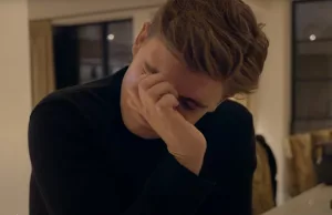 Lil Kleine huilt in nieuwe documentaire: ‘Heb haar hoofd niet tussen de deur gestopt!’ Lil Kleine