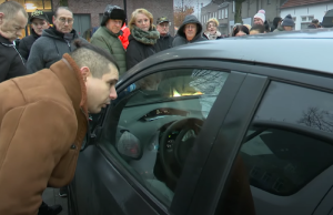 Beelden: Peter Gillis bestormd door woeste parkbewoners van park Prinsenmeer! Peter Gillis