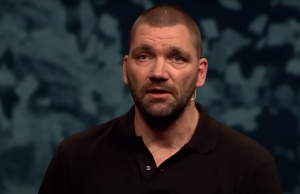 Einde carrière voor Theo Maassen na melding huiselijk geweld: ‘Hij stapt op!’