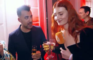 Beelden: Özcan Akyol doodsbang voor pers en rent keihard weg! Özcan Akyol