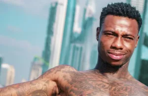 Foto: Kaalgeschoren Quincy Promes slaapt op de grond in gevangenis: ‘Héél zwaar!’ Quincy Promes