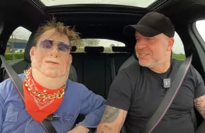 Zien: Andy van der Meijde kijkt wie er achter het masker van Boer Harm zit! Andy van der Meijde