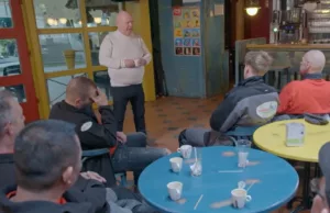 Kijkers stomverbaasd door afscheidscadeau van Peter Gillis aan zijn oud-medewerkers! Peter Gillis