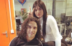 Beelden: Ali B beheert sexchat van Famke Louise: ‘Ik ben in de mood!’ Famke Louise