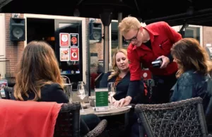 Dit is hoeveel fooi gebruikelijk is om te geven op het terras in Nederland! Terras