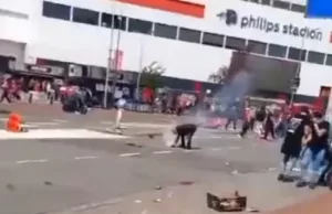 Nieuwe beelden: PSV-fan heeft zélf cobra opgepakt om mee te zwaaien! PSV