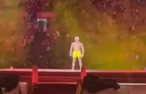 Dries Roelvink verschijnt na 17 jaar weer in gele zwembroek tijdens Toppers-concert!