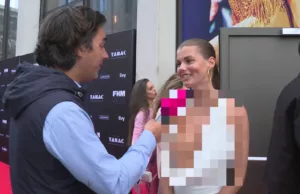 Mark Baanders getrakteerd op fijn uitzicht bij FHM vanwege los jurkje en zuchtje wind! FHM