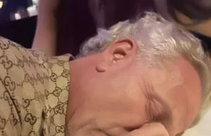 Wat is Gordon in vredesnaam op deze foto aan het doen: ‘Wat ligt daar op tafel!?’ Gordon