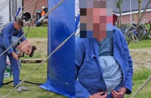 Boer Harm op heterdaad betrapt tijdens omkleden voor optreden: ‘Dé man achter het masker!’