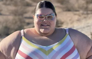 Video: Plus-size model woest omdat ze vast komt te zitten in draaideur van luchthaven!