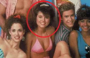Wauw: Zó ziet Kelly Kapowski uit Saved By The Bell er 35 jaar later uit! Kelly Kapowski