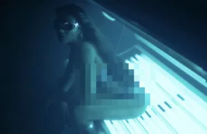 Maan in één klap weer populair door nieuw liedje met extreem pikante videoclip! Maan