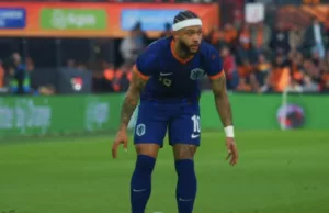 Memphis Depay brengt liedje uit over witte haarband en krijgt bakken kritiek!