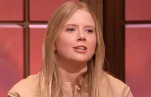 Noa Vahle verveelt zich kapot tijdens haar werk dat haar toegeschoven is door haar familie! Noa Vahle