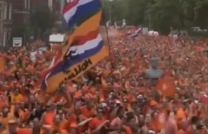 Oranjefans zetten Hamburg op zijn kop en zorgen voor aardbeving: ‘VAN LINKS…’ Oranjefans