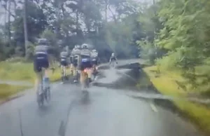 Automobilist pakt zijn kans met groepje wielrenners en gigantische plas water! Wielrenners
