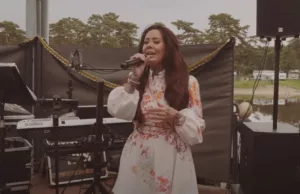 Pijnlijk: Wendy van Hout uitgejoeld tijdens optreden, zangeres verlaat podium! Wendy van Hout