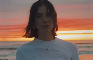 Maan heeft het duidelijk érg koud tijdens wandeling op het strand! Maan